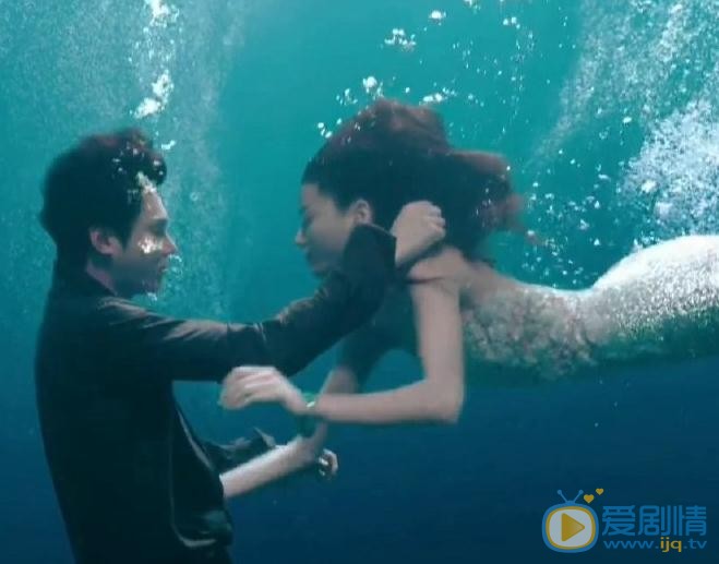 藍色海洋的傳說許俊宰和美人魚第一次吻戲是在第幾集？