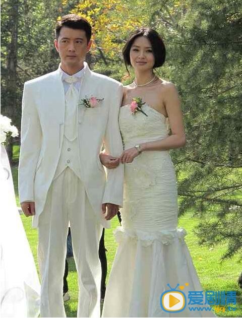 這是網傳的於明加和老公胡俊的婚紗照，其實是電視劇《手機》中的劇照，並非真實的於明加婚紗照