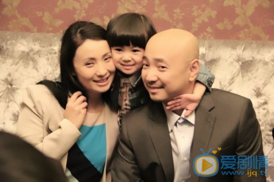 徐崢個人經歷及家庭背景介紹 徐崢跟妻子女兒在一起照片