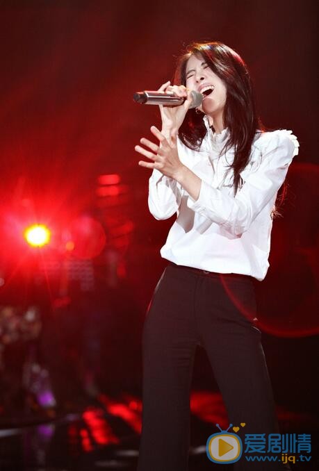 歌手張碧晨全新演繹《紅玫瑰》 “歌舞盛宴”令人驚艷