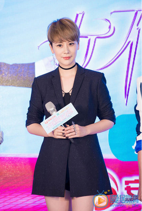 《女不強大天不容》發布會 海清黑西裝霸氣十足亮相