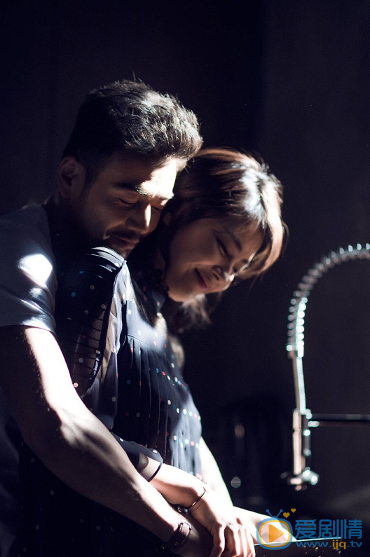  歡樂頌2最新花絮曝光 小包總楊爍偷吻劉濤