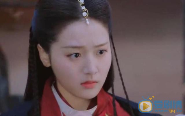 明月照我心李明月是由誰飾演的？劇中的她和誰有感情線？