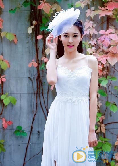 醉玲瓏朵霞是誰演的？醉玲瓏朵霞扮演者黃夢瑩個人資料、寫真及生活照