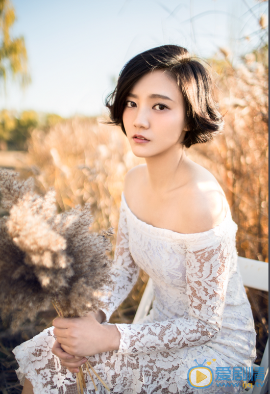  微微一笑很傾城曉玲是誰扮演的？曉玲扮演者秦語個人資料及生活照介紹