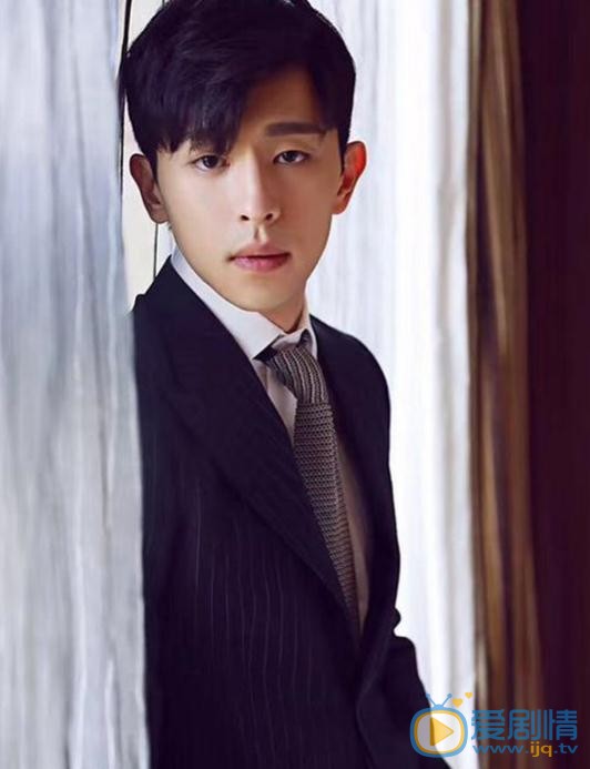 鄧倫是哪個經紀公司的？鄧倫資源為什麼那么好？