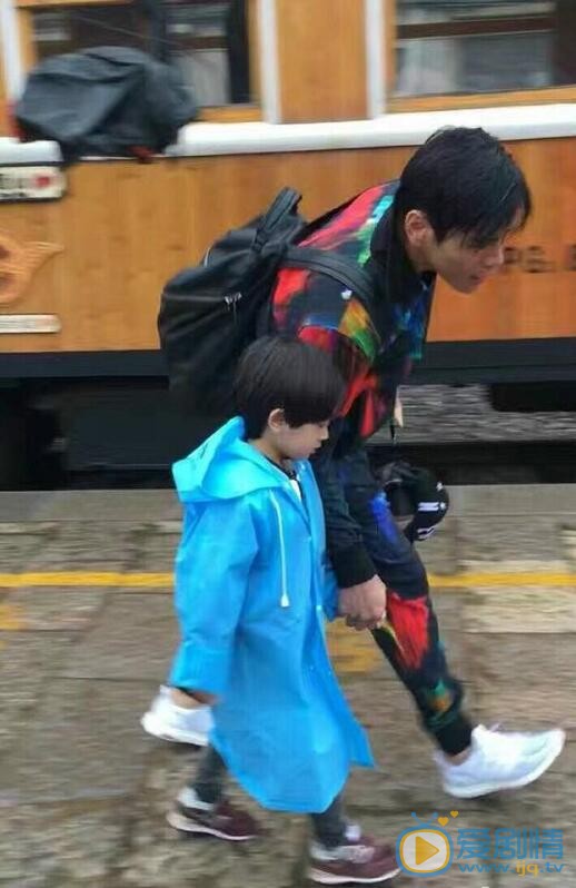 爸爸去哪兒黃致列中途下車向佐接班