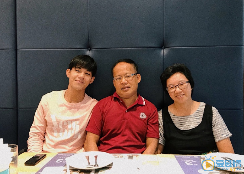 Nanoob（王毛東）個人資料 家庭背景 Nanoob（王毛東）與父母吃飯照片