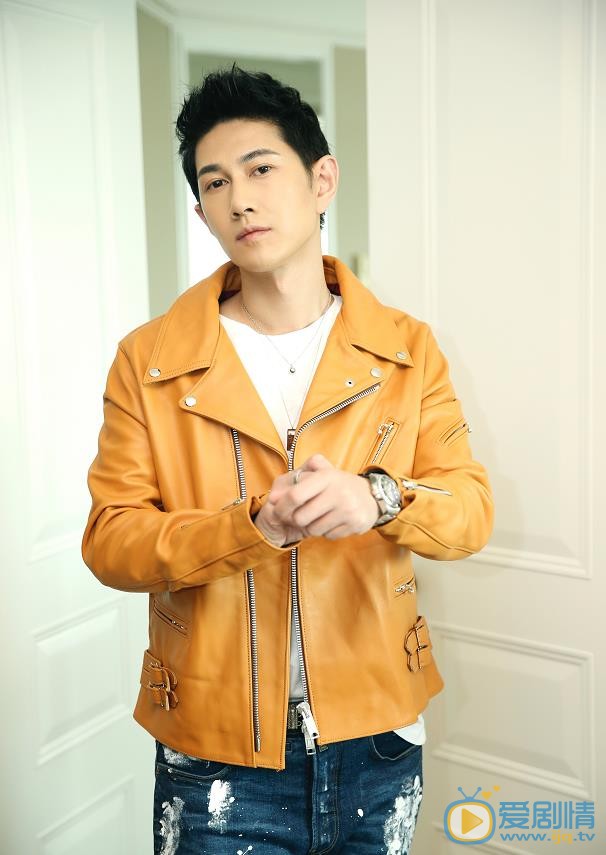 橙紅年代韓進是誰演的？韓進扮演者何明翰個人資料、寫真及生活照欣賞