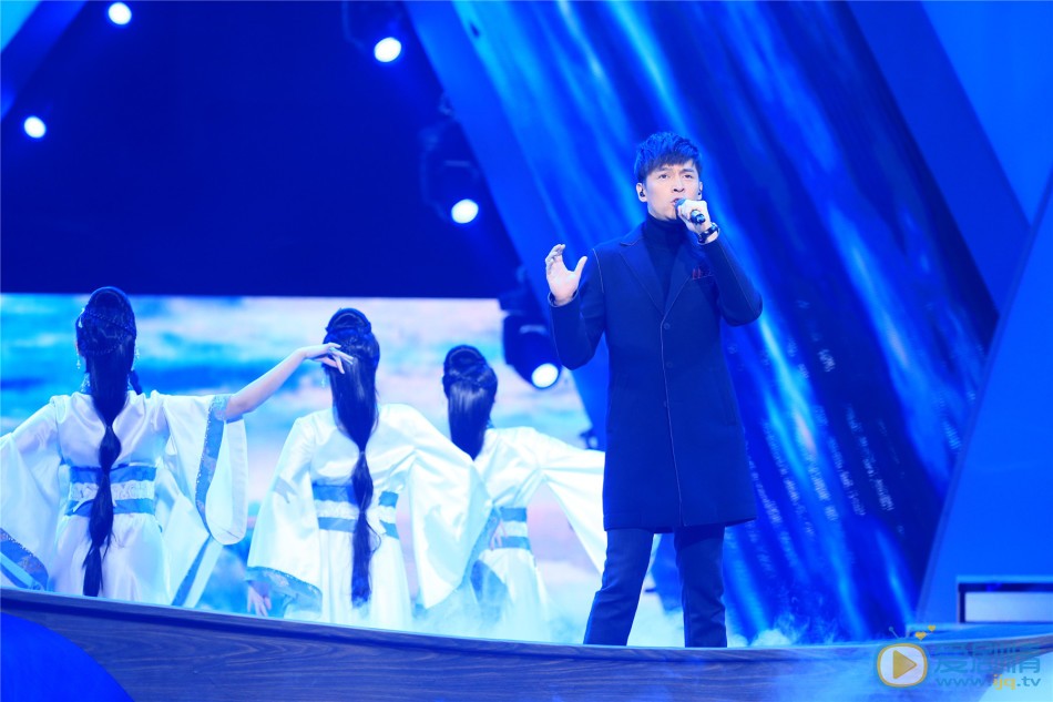 《偽裝者》三兄弟齊聚東方衛視跨年演唱會 引爆銀屏 胡歌12月31日，四大衛視跨年晚會同檔舉行。《偽裝者》兄弟胡歌靳東合體東方衛視跨年晚會，獨唱之外還合唱一首。王凱則獨自在湖南衛視跨年，與冬粉互動比手大小。