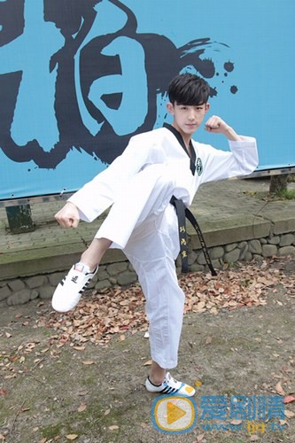 鏇風少女2“中二少年”路飛魚扮演者郭俊辰個人劇照