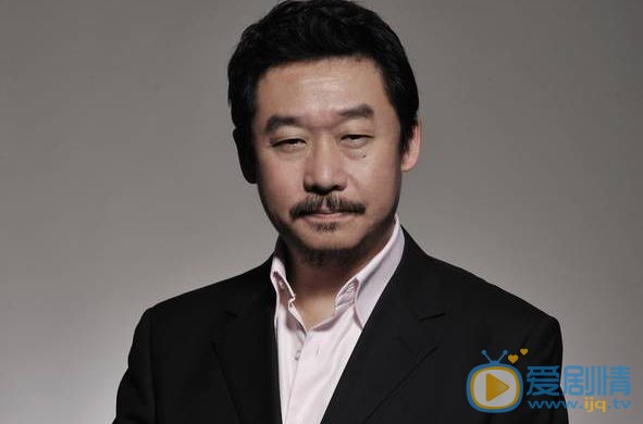 老酒館三爺是由誰飾演的？他是一個怎樣的人？