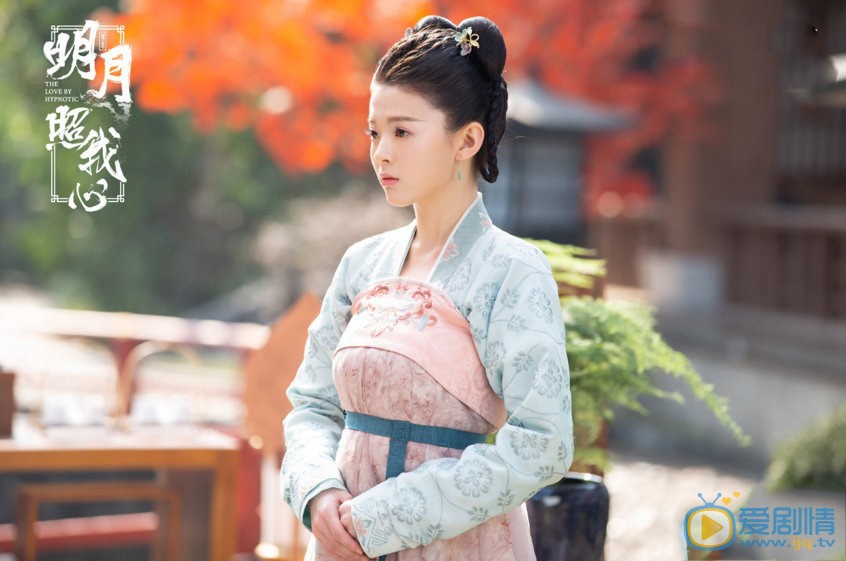 明月照我心坦麗是由誰飾演的？她和誰有感情戲？