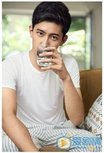 戀愛先生小程皓少年程皓是誰扮演的？小程皓少年程皓扮演者戰宇個人資料、寫真及生活照欣賞