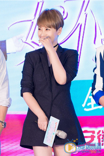 《女不強大天不容》發布會 海清黑西裝霸氣十足亮相