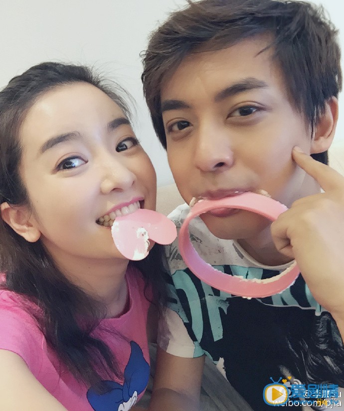 李晟和男友李佳航七夕秀恩愛