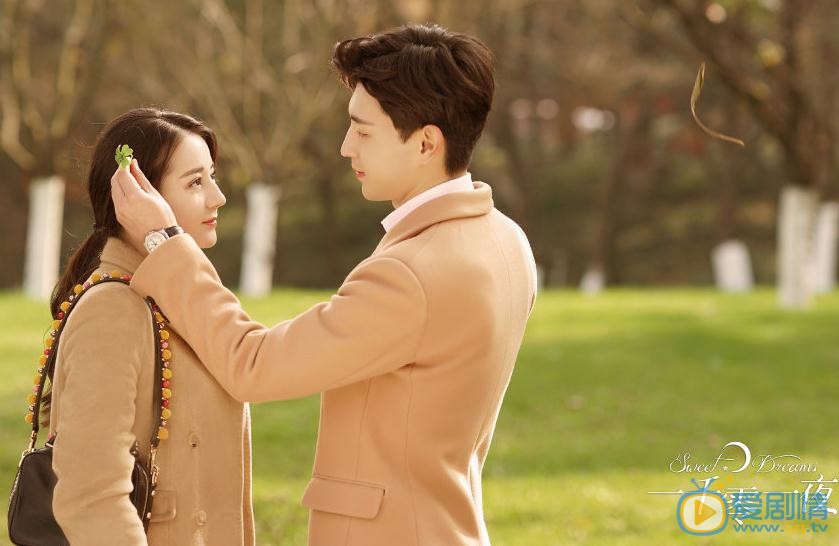 一千零一夜首曝劇照 迪麗熱巴鄧倫楓葉下甜蜜相擁