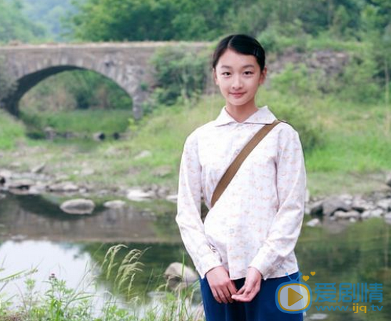 周冬雨雙眼皮是割的嗎？周冬雨前後照片對比揭秘