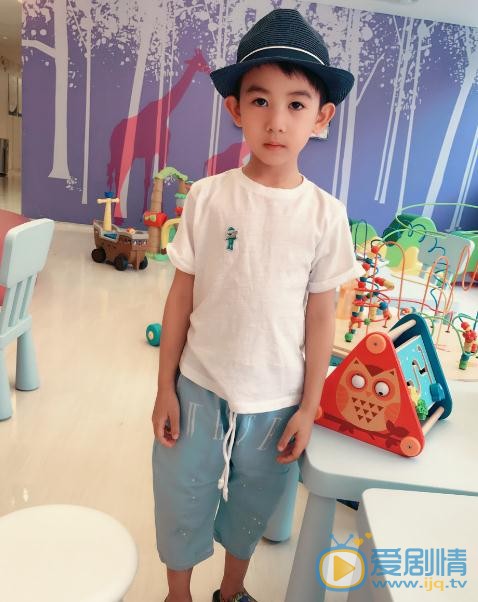 我的體育老師馬瑙是誰演的？馬瑙扮演者劉煜宸個人資料、寫真及生活照欣賞