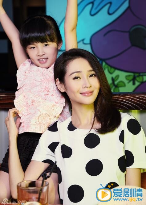 於明加和女兒合影照