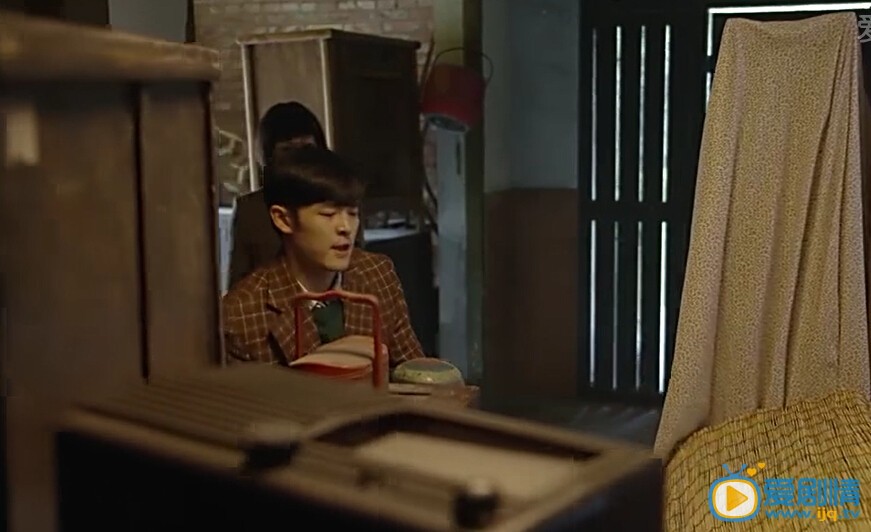 畢業歌電視劇中出現很多上海話，姆媽、嬢嬢（niangniang）是什麼意思？畢業歌電視劇第4集中洪望梅吃醋說桑霞是服侍的大腳娘姨和女丘八，大腳娘姨和女丘八是什麼意思？