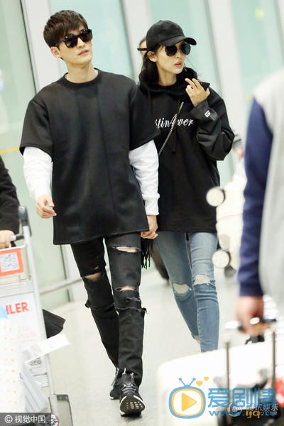 張翰古力娜扎機場虐狗升級，情侶裝十指緊扣滿臉甜蜜寵溺