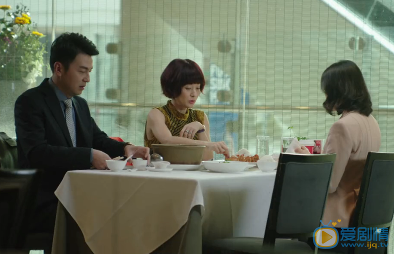 羅子君、陳俊生、凌玲一起吃飯劇照
