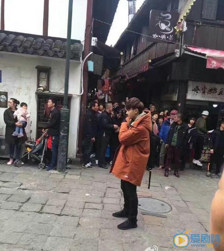 《談判官》幕後路透照曝光 楊冪黃子韜姐弟戀最萌身高差CP夠味