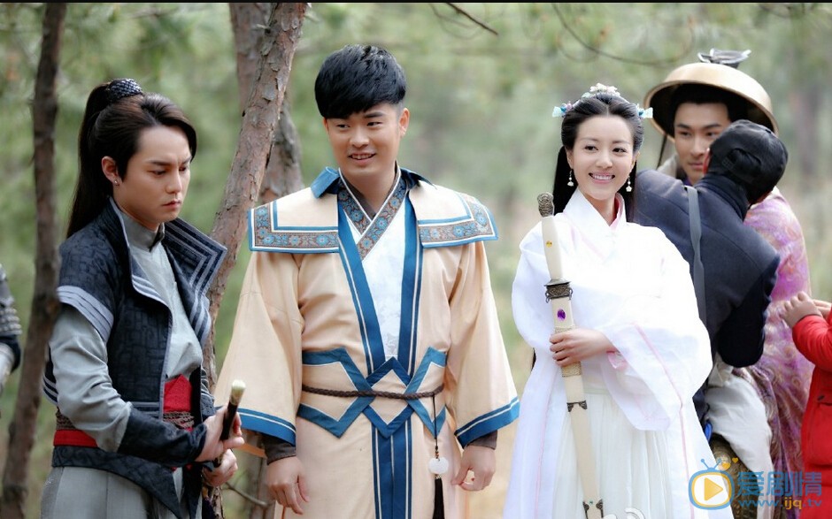 極品家丁劇組殺青 陳赫耍劍撩妹兩不誤