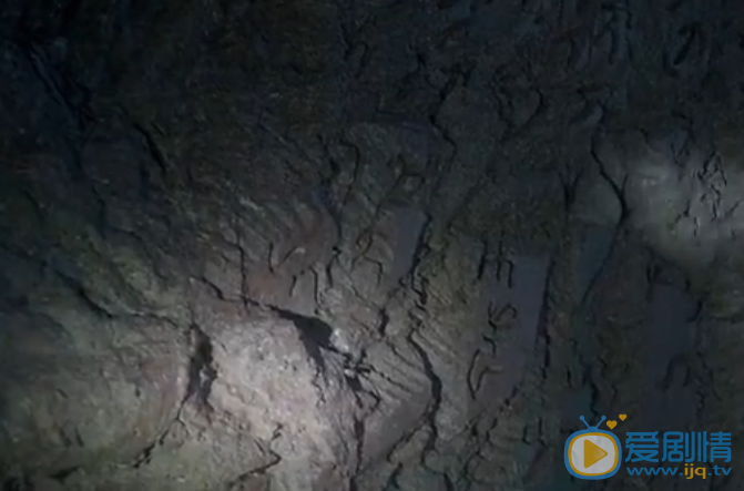  鬼吹燈之精絕古城胡八一和考古隊在崑崙冰川發現了什麼？