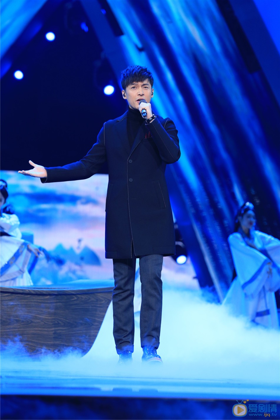 《偽裝者》三兄弟齊聚東方衛視跨年演唱會 引爆銀屏 胡歌12月31日，四大衛視跨年晚會同檔舉行。《偽裝者》兄弟胡歌靳東合體東方衛視跨年晚會，獨唱之外還合唱一首。王凱則獨自在湖南衛視跨年，與冬粉互動比手大小。