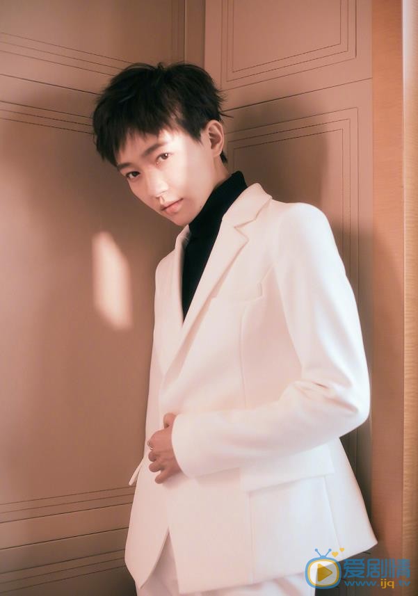 愛情進化論鹿飛師姐是誰飾演的？鹿飛師姐扮演者焦俊艷個人資料、寫真及生活照欣賞