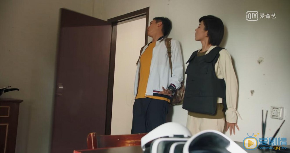 反恐特戰隊之天狼朱麗彤替秦曉陽擋槍 秦曉陽帶著朱麗彤逃跑 