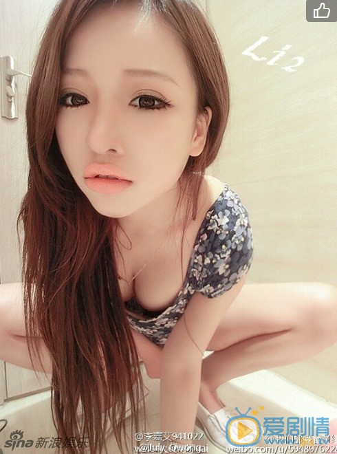 喬任梁前女友李嘉艾海量私照流出，身材傲人臉蛋漂亮。曾曬與喬任梁微信聊天記錄