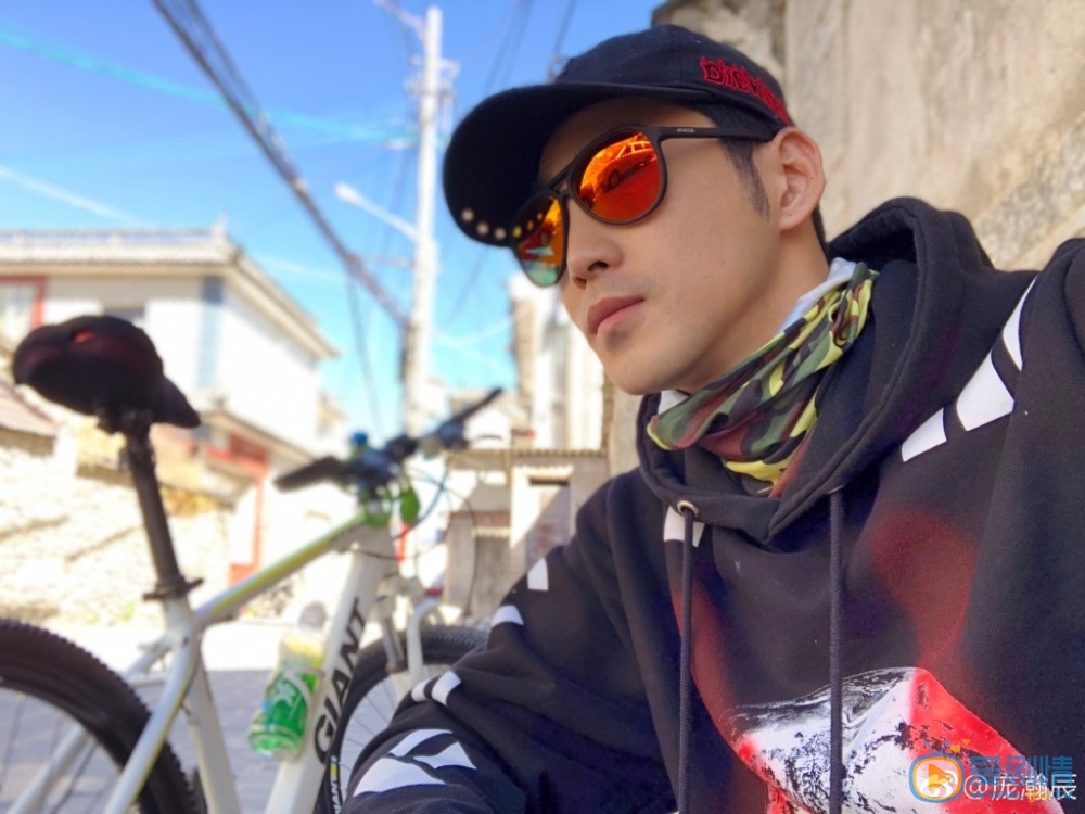 我站在橋上看風景羅智是誰演的？羅智扮演者龐瀚辰個人資料、寫真及生活照欣賞