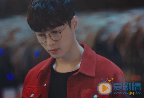 黃金瞳秦萱冰是好是壞？她接近莊睿有什麼目的？