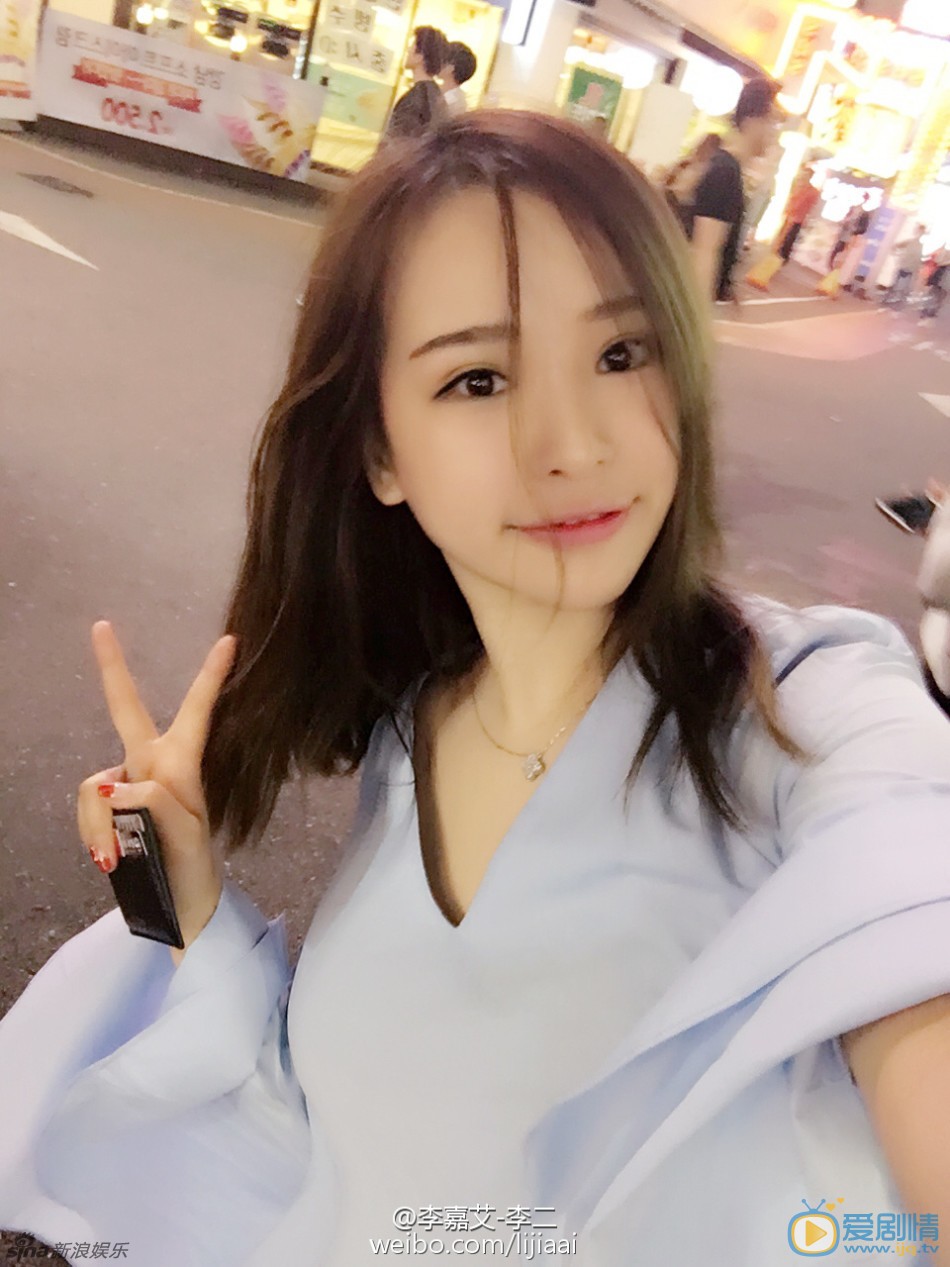 喬任梁前女友李嘉艾海量私照流出，身材傲人臉蛋漂亮。曾曬與喬任梁微信聊天記錄