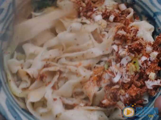 電視劇白鹿原第1集白嘉軒吃的什麼面?油潑麵做法介紹