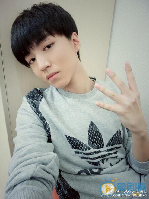 王俊凱努力練舞大汗淋漓 微博曬照獲網友點讚