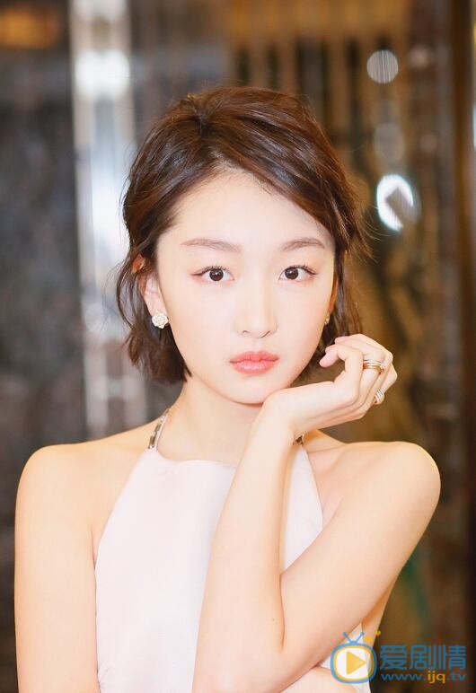 周冬雨雙眼皮是割的嗎？周冬雨前後照片對比揭秘