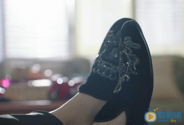  我的前半生賀涵靳東穿的小花鞋是什麼牌子？靳東穿的小花鞋多少錢？小花鞋同款介紹