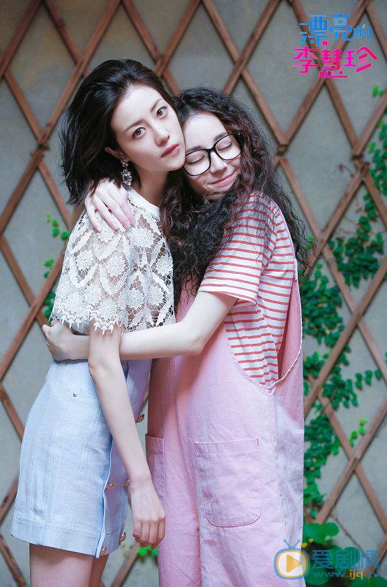  漂亮的李慧珍曝閨蜜照 迪麗熱巴李溪芮戲裡戲外姐妹情深