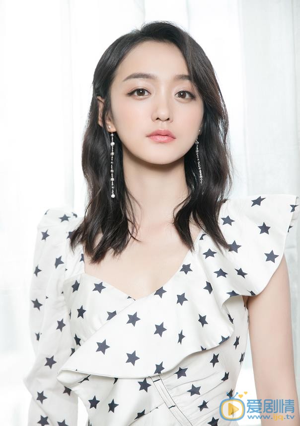 愛情進化論邢清清是誰演的？邢清清扮演者何泓姍個人資料、寫真及生活照欣賞