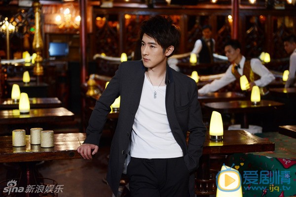 《孫老倔的幸福》季肖冰演繹後現代愛情 高清組圖欣賞 季肖冰飾演陳明俊 《孫老倔的幸福》季肖冰飾演的海歸男陳明俊，是鑲著金邊的好男人，但是在遭遇愛情後，也變成懵懵懂懂的傻小子，為了追求譚松韻飾演的歡歡費盡苦心。