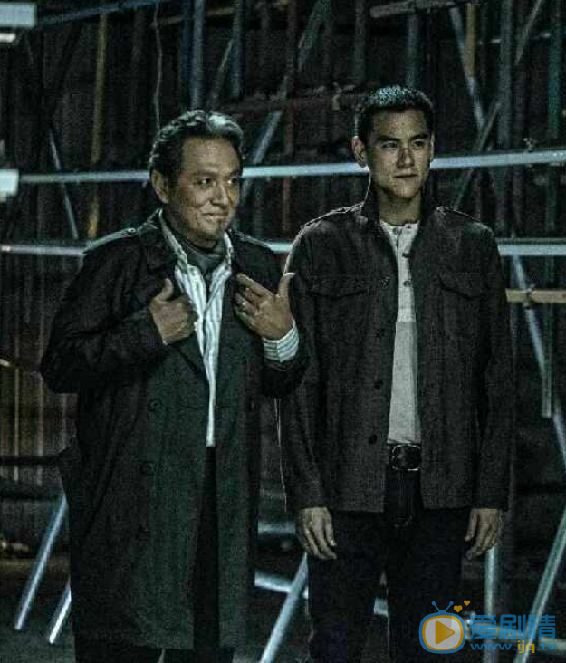 張國柱演藝經歷 張國柱《寒戰2》劇照 張國柱與彭于晏合照