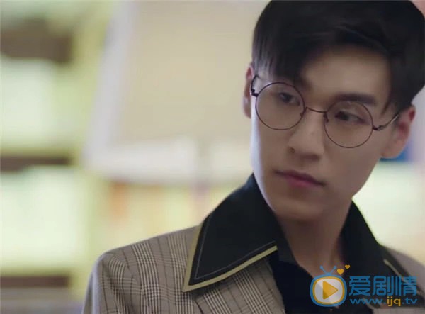 我只喜歡你言默的大學舍友周照是由誰飾演的？