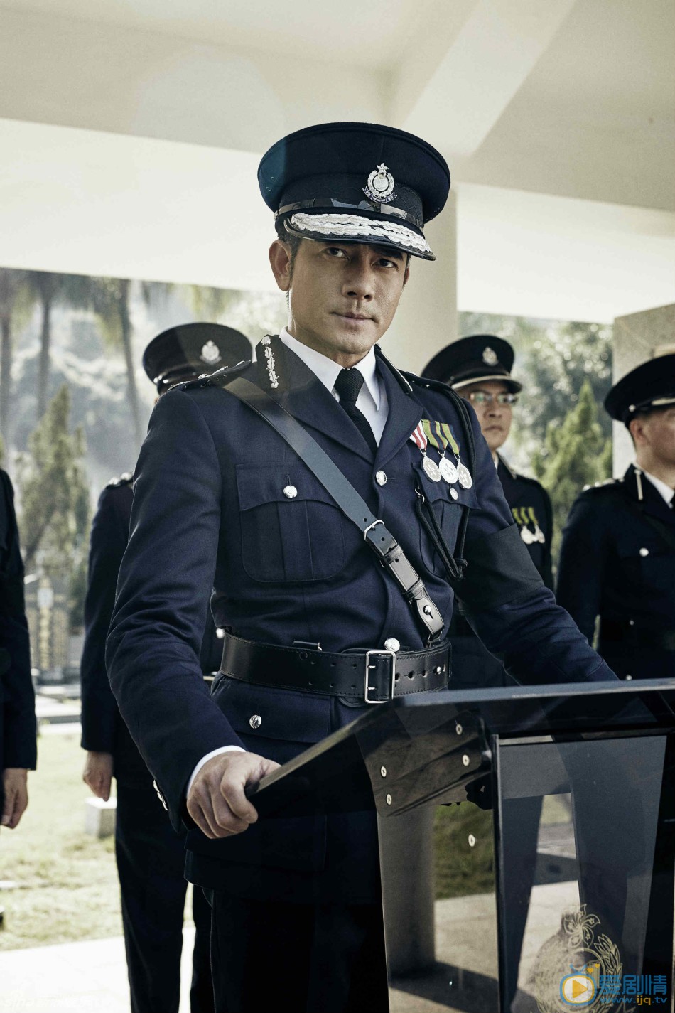 郭富城楊采妮《寒戰2》殺青 《寒戰2》劇照搶先看  郭富城帥氣警服裝演講 《寒戰2》的最後一場重頭戲“送戰友”曝光，郭富城穿警服現身，同時《寒戰2》正式殺青。