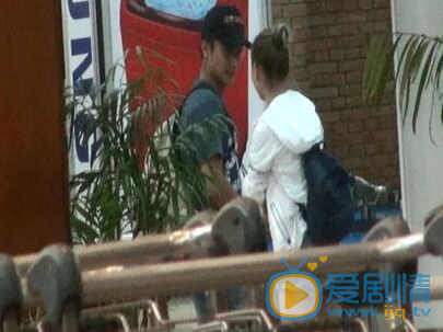 方力申何超蓮戀情曝光，同喝一瓶水親密無間，已交往三個月