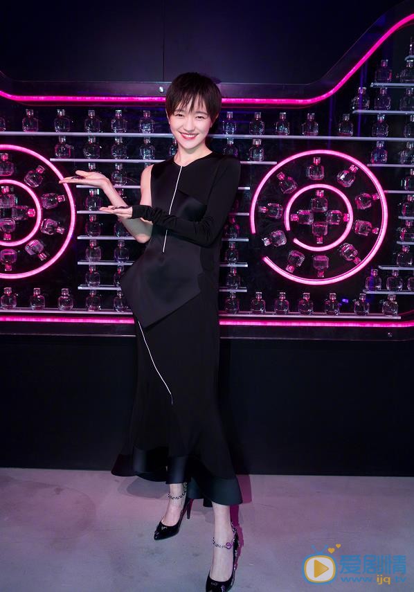 愛情進化論鹿飛師姐是誰飾演的？鹿飛師姐扮演者焦俊艷個人資料、寫真及生活照欣賞