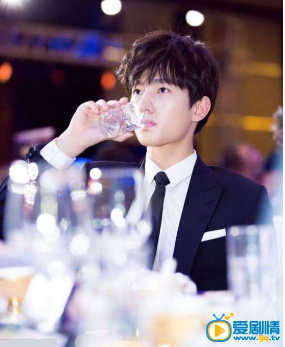  微微一下很傾城楊洋帥氣西裝照曝光 霸道總裁氣質神似肖奈